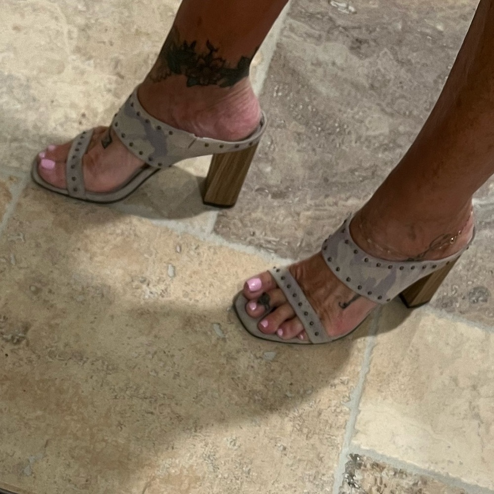 Tan camo sandal